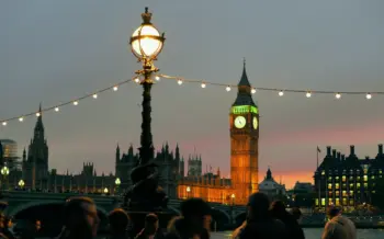 staedtereise-lichterrundfahrt-london-big-ben-beleuchtet