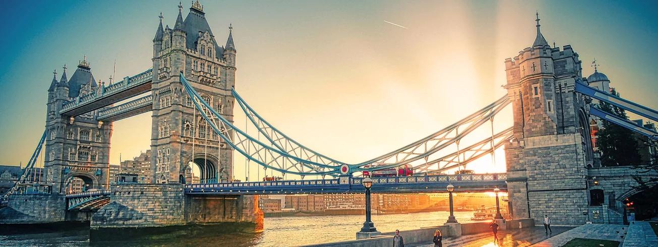 staedtereise-london-busreise-tower-bridge-sonnenuntergang-themse