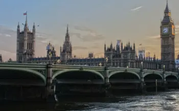 staedtereise-london-busreise-westminster-bridge-parlament-bigben