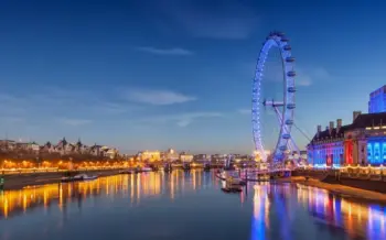 staedtereise-london-eye-riesenrad-abend-themse-spiegelung