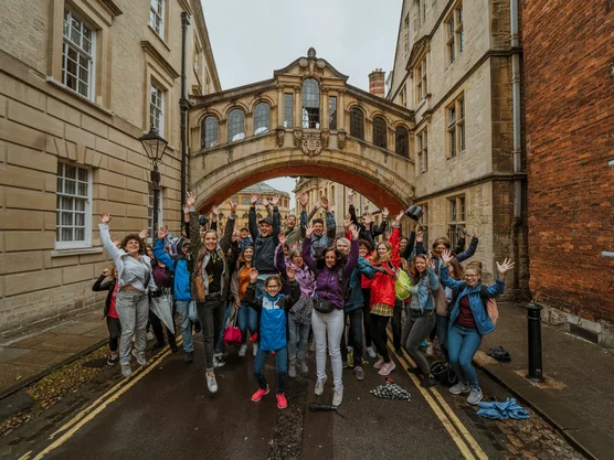 staedtereise-london-oxford-reisegruppe-reiseleiter-gruppenfoto-spass