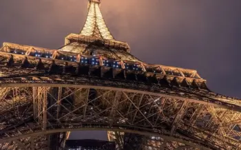 staedtereise-paris-eiffelturm-unten-nacht