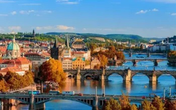 staedtereise-prag-ausflug-bootsfahrt-moldau-bruecke-herbst