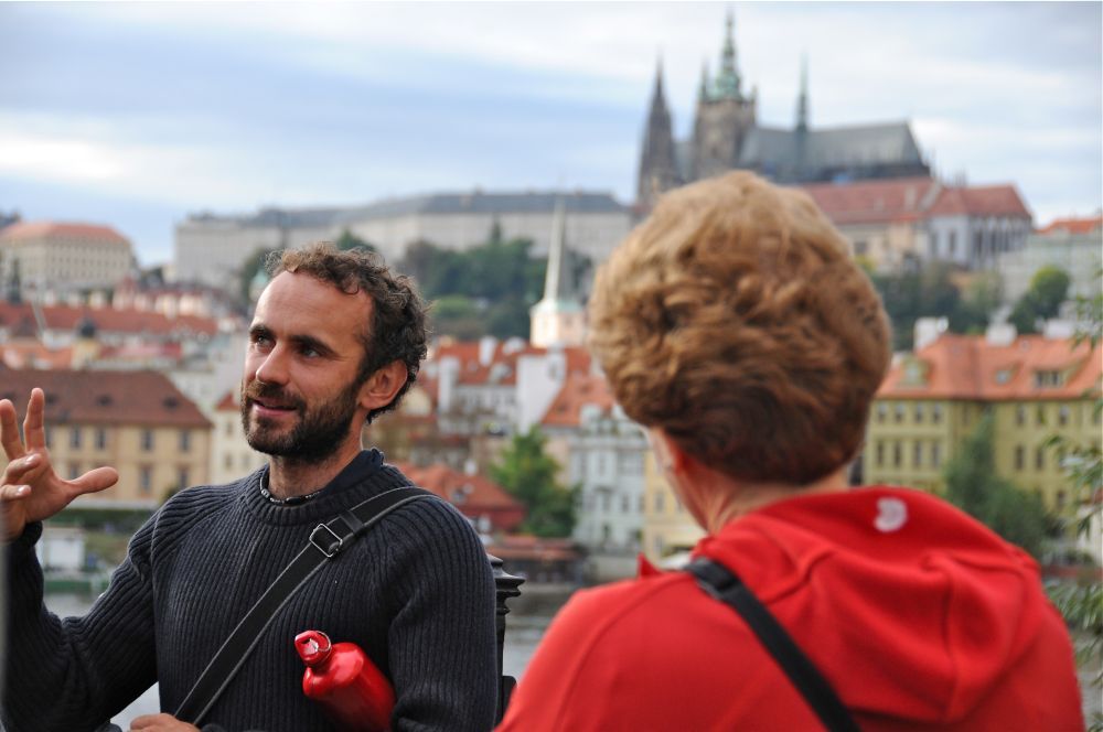 staedtereise-prag-ausflug-rundgang-jüdisches viertel-reiseleiter-erklären