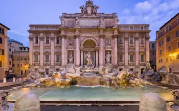 staedtereise-rom-rundgang-neuzeit-trevi-brunnen-statue-abends