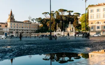 staedtereise-rom-willkommensabend-piazza-del-popolo-regen-reflektion