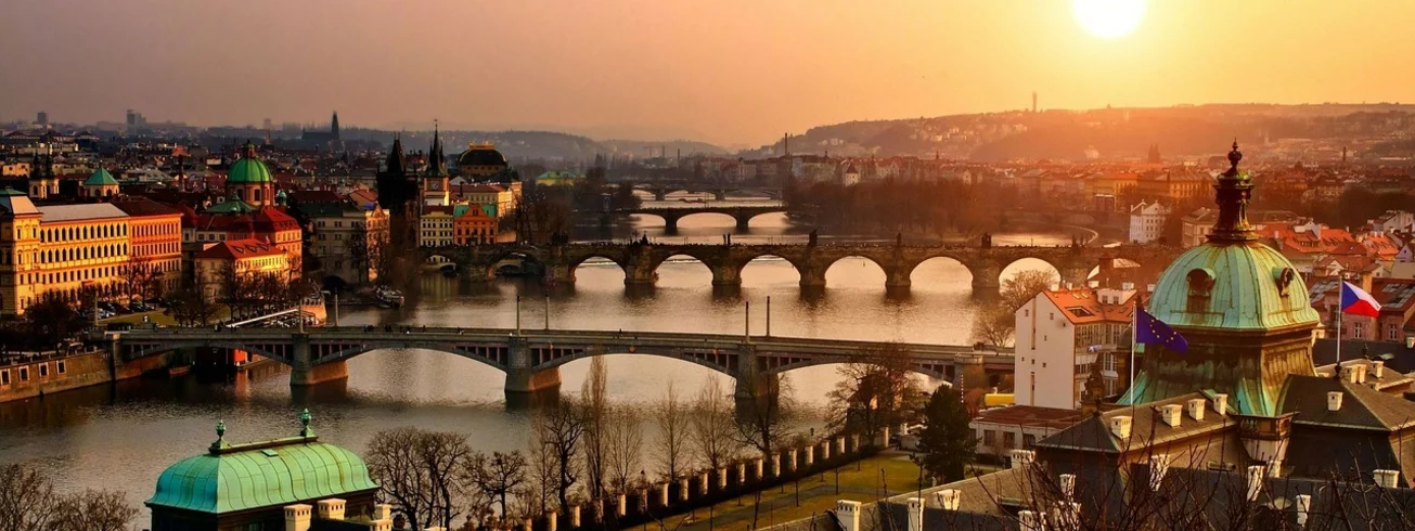 staedtereisen-prag-ausflug- lichterrundfahrt-panorama-moldau-bruecken