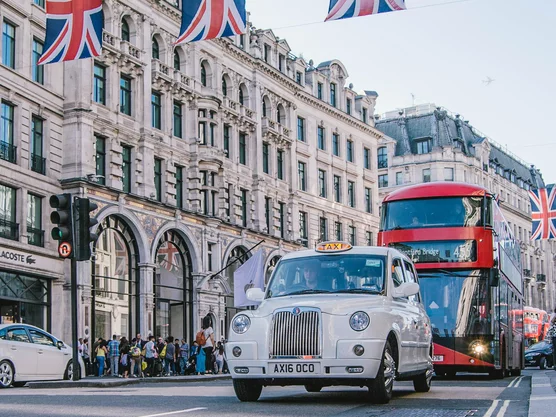 staedtereisen-stadtrundfahrt-london-england-mango-tours-stadt-flaggen-roadmaster