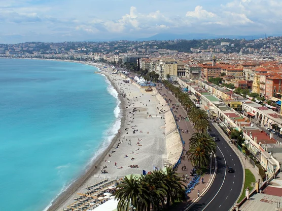 staedtrereisen-frankreich-nizza-stadtrundgang-promenade-anglais-strand