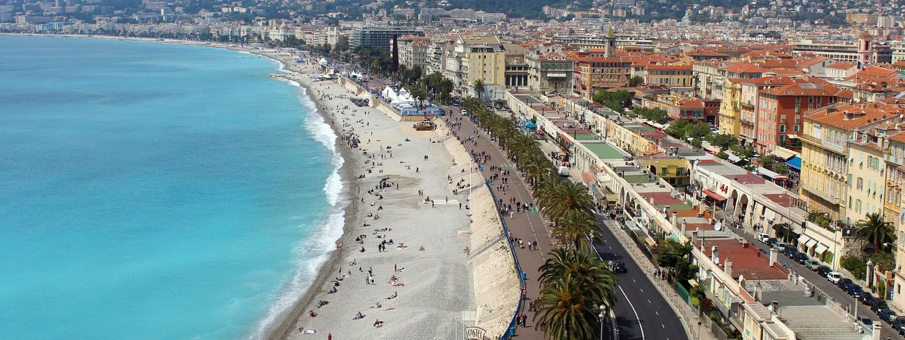 staedtrereisen-frankreich-nizza-stadtrundgang-promenade-anglais-strand