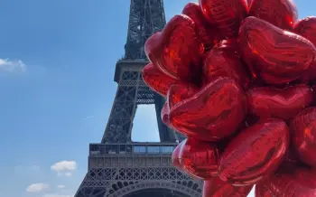 valentinstag-paris-eiffelturm-herzluftballons