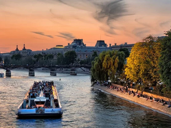 valentinstag-paris-kurztrip-romantische-bootsfahrt-auf-der-seine-bateaux-mouches