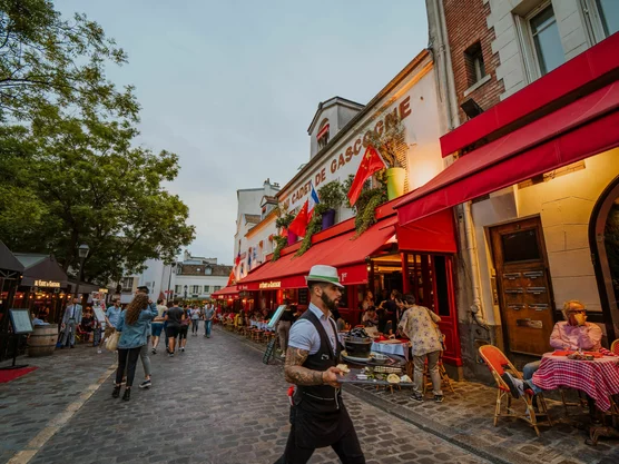 valentinstag-paris-romantische-spaziergang-montmartre-place-du-tertre-kellner-cafe-geheimtipps